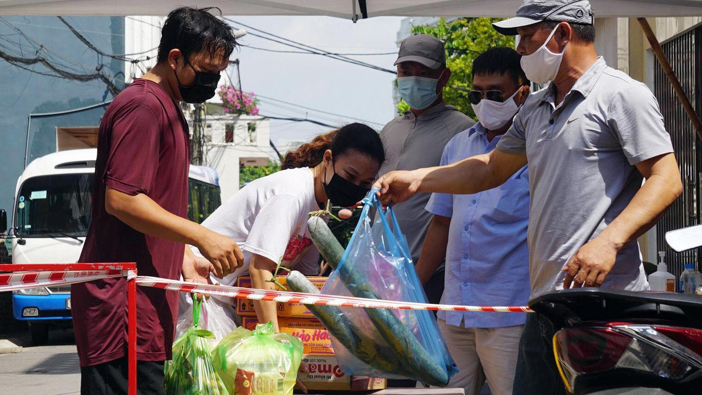 UBND phường Vĩnh Niệm bố trí tổ công tác trực chốt kiểm soát, hỗ trợ tiếp tế lương thực, thực phẩm cho người dân. UBND phường Vĩnh Niệm bố trí tổ công tác trực chốt kiểm soát, hỗ trợ tiếp tế lương thực, thực phẩm cho người dân.