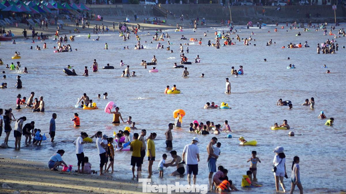 Trước đó vài ngày, TP Hải Phòng cho phép các khu du lịch mở cửa trở lại. Bãi biển Đồ Sơn kín người xuống tắm giải nhiệt. Trước đó vài ngày, TP Hải Phòng cho phép các khu du lịch mở cửa trở lại. Bãi biển Đồ Sơn kín người xuống tắm giải nhiệt.