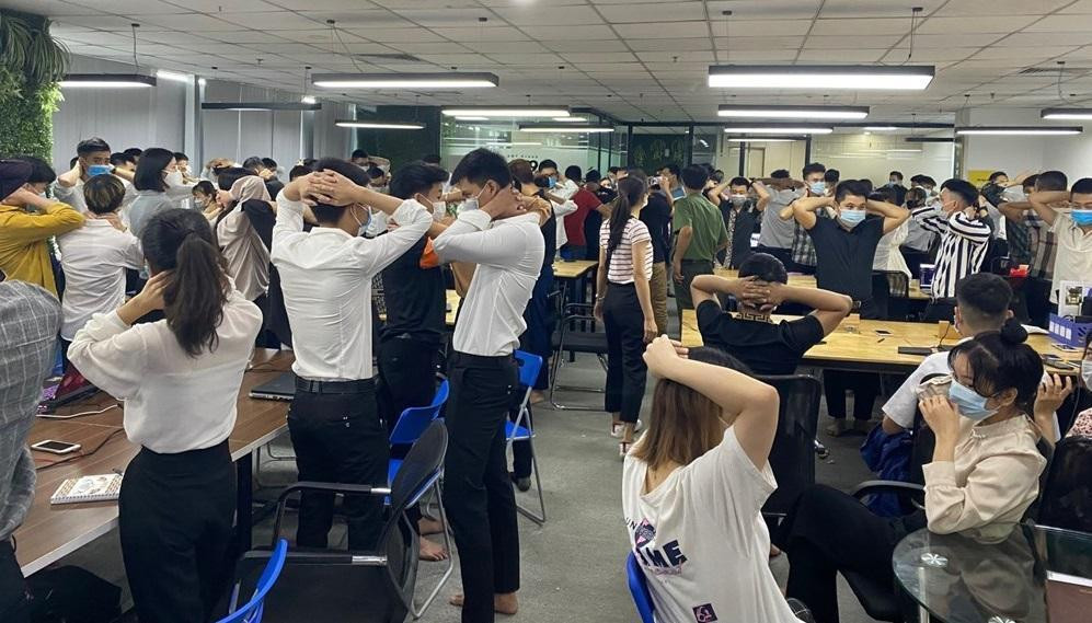 Ban chuyên án kiểm tra văn phòng Công ty ANTGROUP, trụ sở ở Cầu Giấy, TP Hà Nội. Ban chuyên án kiểm tra văn phòng Công ty ANTGROUP, trụ sở ở Cầu Giấy, TP Hà Nội.