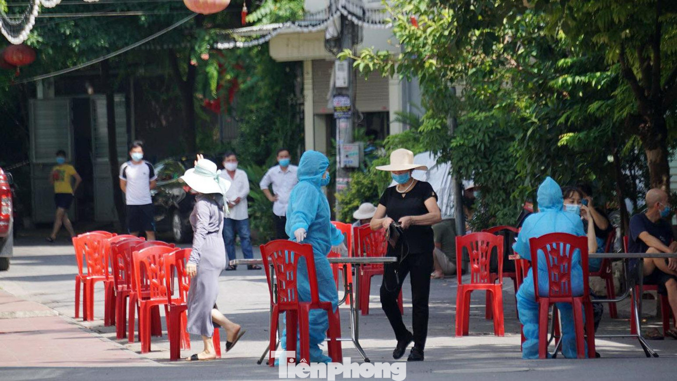 Ngành y tế TP Hải Phòng đã nhanh chóng phối hợp với phường Vĩnh Niệm (quận Lê Chân) khẩn cấp phong tỏa cách ly tổ dân phố khoảng 40-50 hộ, 200 nhân khẩu trong ngõ 512 đường Nguyễn Văn Linh để mở rộng xét nghiệm những người liên quan. Ngành y tế TP Hải Phòng đã nhanh chóng phối hợp với phường Vĩnh Niệm (quận Lê Chân) khẩn cấp phong tỏa cách ly tổ dân phố khoảng 40-50 hộ, 200 nhân khẩu trong ngõ 512 đường Nguyễn Văn Linh để mở rộng xét nghiệm những người liên quan.