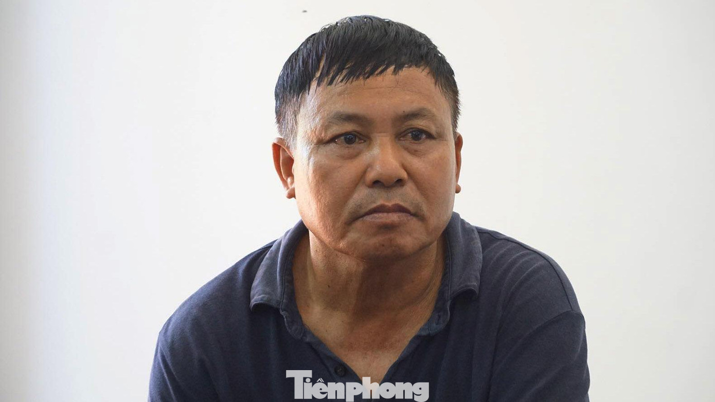 Ông Nguyễn Tất Thắng (SN 1958, trú tại xã Hoa Động) và 3 người con nhận quyết định thu hồi 100% diện tích đất của 4 sổ đỏ nhưng chỉ được xét duyệt 1 lô tái định cư. Ông Nguyễn Tất Thắng (SN 1958, trú tại xã Hoa Động) và 3 người con nhận quyết định thu hồi 100% diện tích đất của 4 sổ đỏ nhưng chỉ được xét duyệt 1 lô tái định cư.