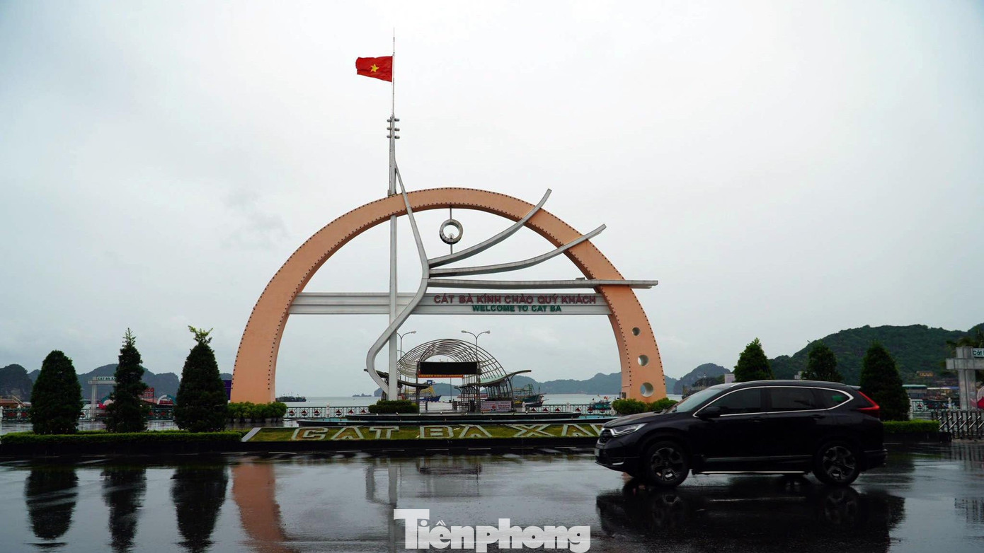 Đến chiều tối 9/10, mưa lớn dần trên quần đảo Cát Bà. Khu vực quảng trường thị trấn vắng người qua lại.