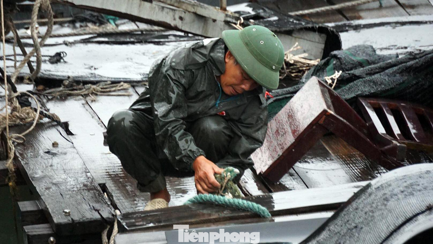 Người dân chằng buộc kiên cố các ô lồng nuôi trồng thủy sản khu vực bến khách du lịch Cái Bèo, thị trấn Cát Bà.