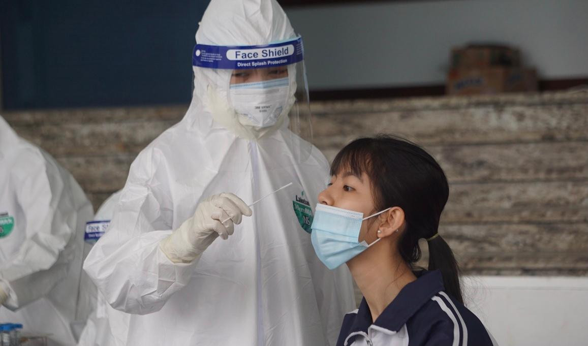 Lực lượng y tế Hải Dương lấy mẫu xét nghiệm cho người dân tại Trung tâm văn hoá Xứ Đông.