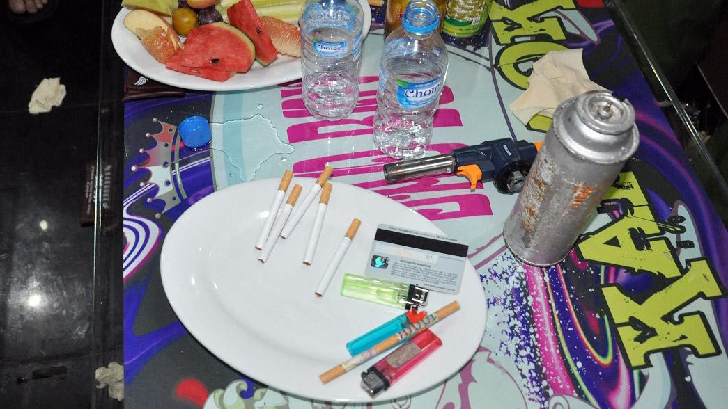 Cảnh sát thu giữ tang vật trong quán karaoke. Cảnh sát thu giữ tang vật trong quán karaoke.