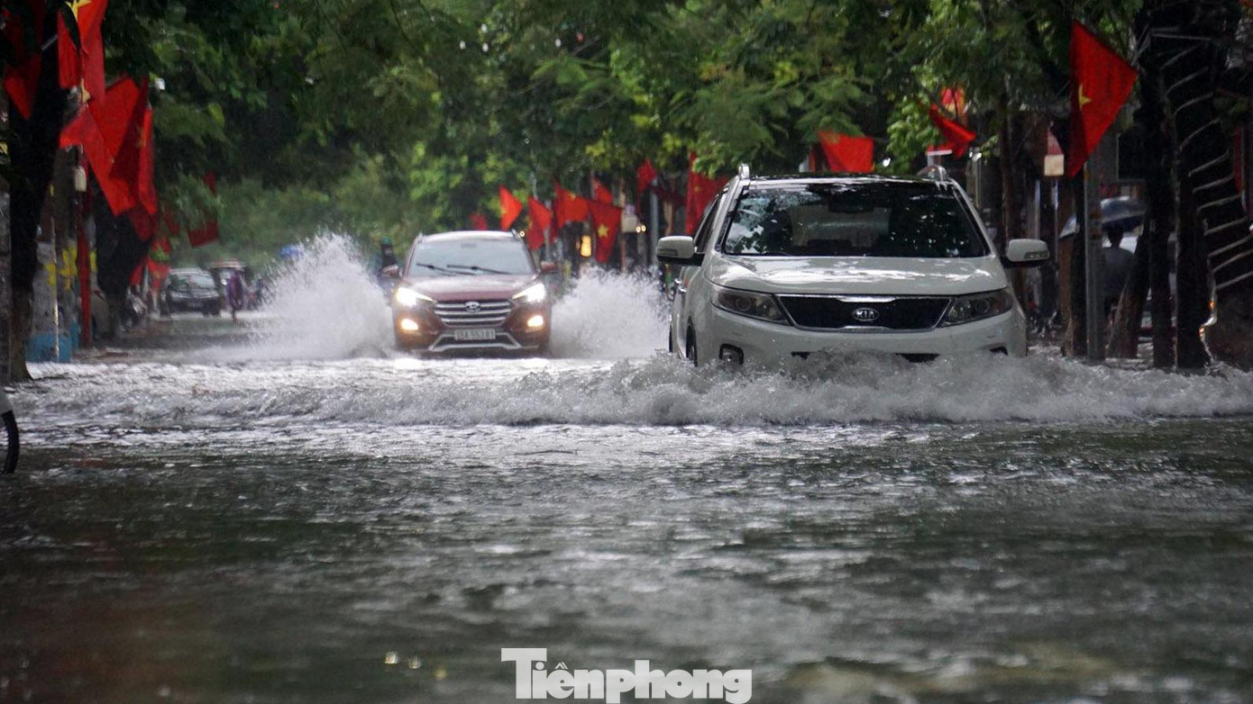 Theo ghi nhận, nhiều tuyến phố trung tâm TP Hải Phòng ngập nước như: Lê Lợi, Tô Hiệu, Minh Khai, Lạch Tray...