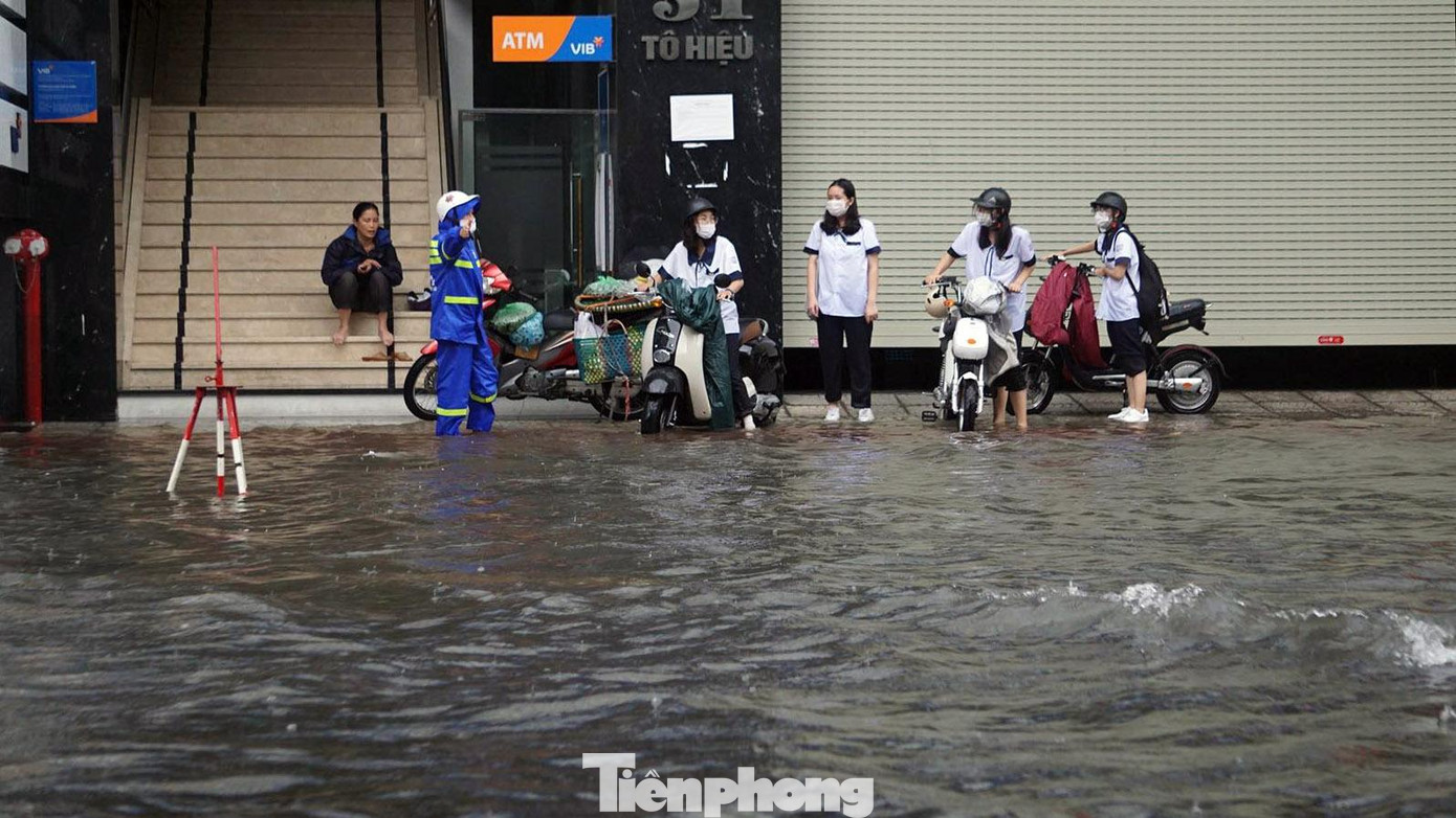 Sau khi kết thúc lễ khai giảng năm học mới, nhiều học sinh, phụ huynh đội mưa trở về nhà.