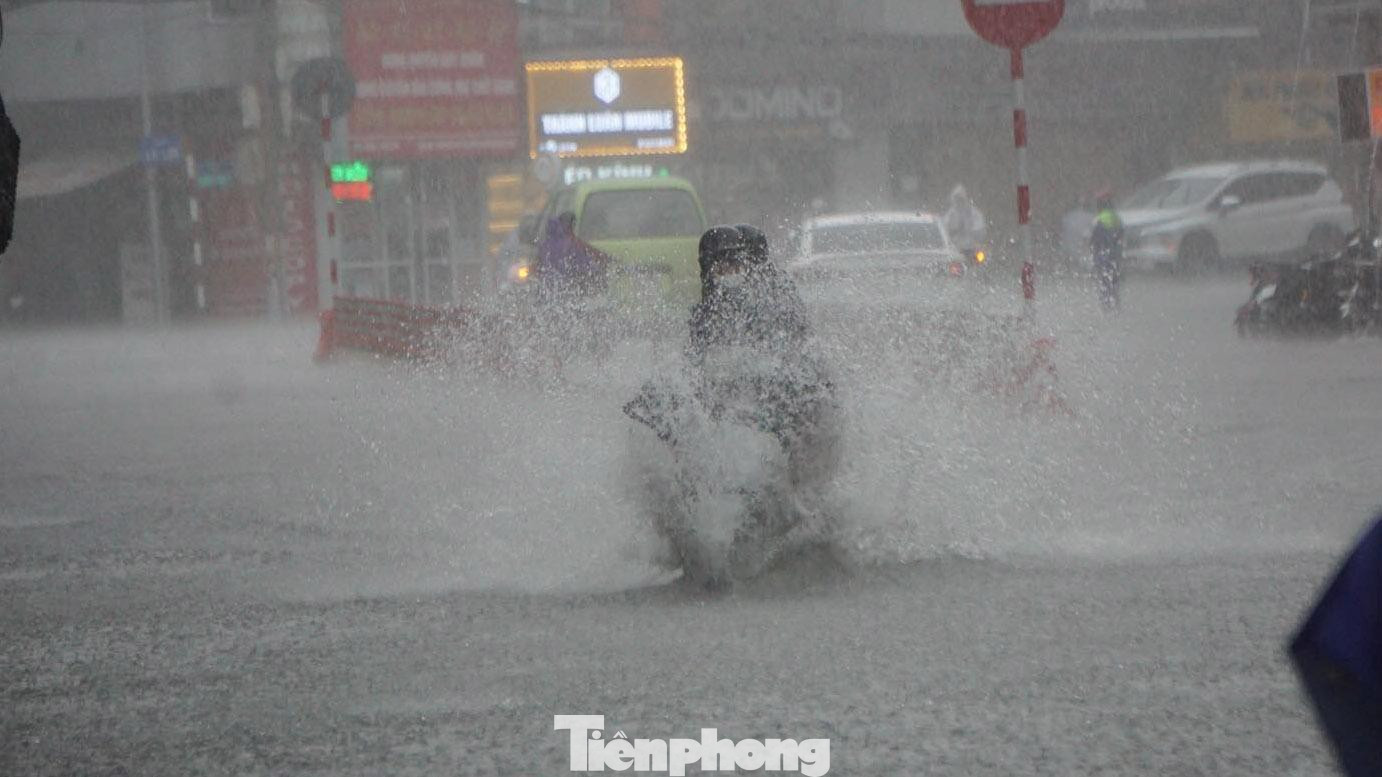 Trên phố Tô Hiệu (TP Hải Phòng), mưa lớn kéo dài khiến dọc tuyến phố ngập 20-30cm, có điểm ngập sâu 30-50cm khiến các phương tiện di chuyển khó khăn.