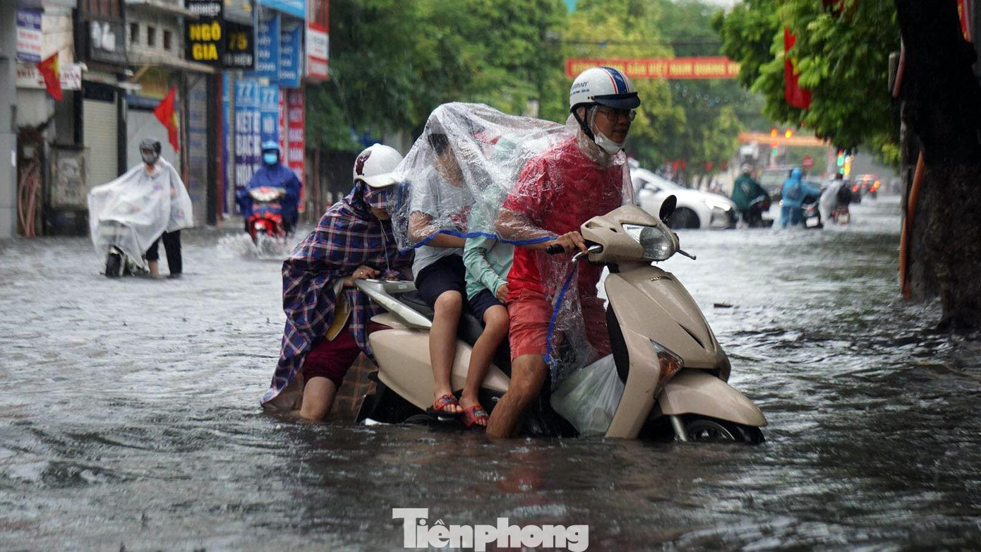 Nhiều phụ huynh đưa đón con nhỏ đến tựu trường cũng rất vất vả khi gặp mưa lớn, đường phố ngập lụt.