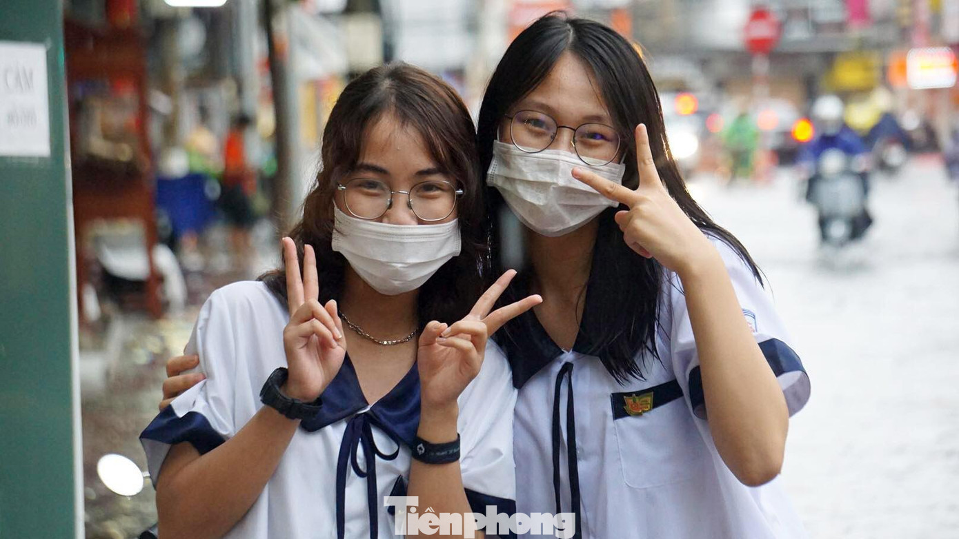 Lê Diệu Huyền (SN 2006, trái ảnh) chia sẻ, em vừa kết thúc lễ khai giảng năm học mới tại Trường THPT Ngô Quyền. Sau cơn mưa lớn, em cùng nhóm bạn lái xe đạp diện thăm trường cũ nhưng mưa lớn, nước ngập sâu khiến xe chết máy.