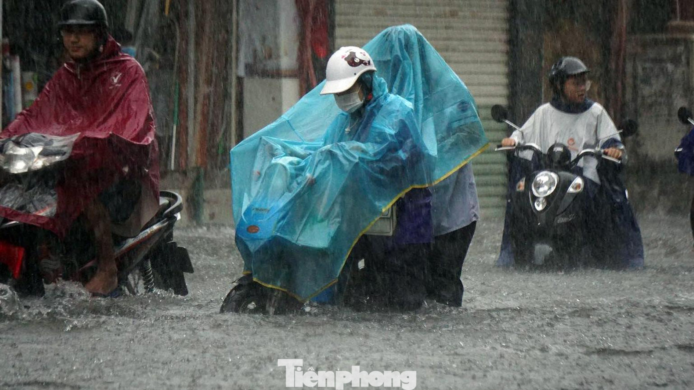 Nhiều học sinh lái xe điện qua các điểm ngập gặp sự cố xe chết máy, phải dắt bộ.