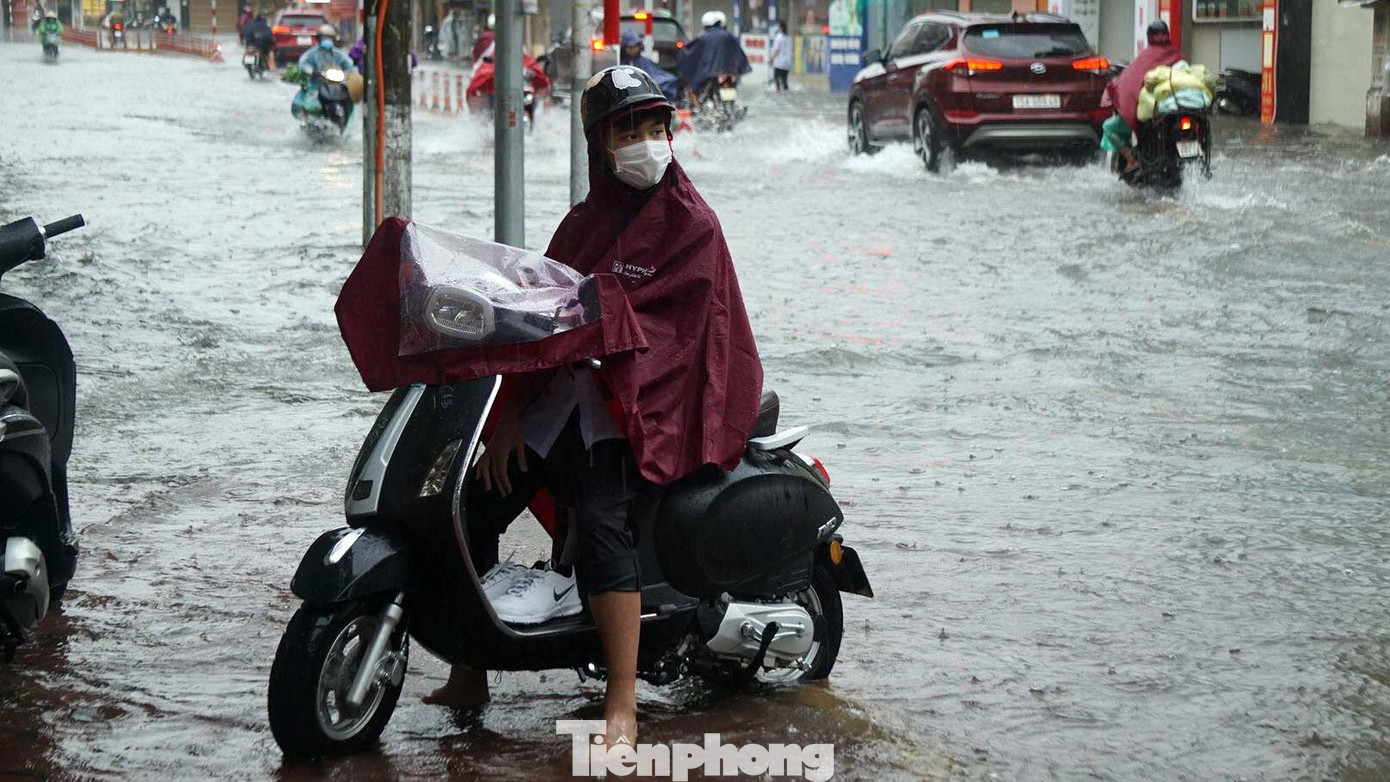 Dũng (SN 2006), nam sinh lớp 10 Trường THPT Ngô Quyền cho biết, khi đi qua điểm ngập sóng đánh mạnh khiến xe chết máy. Nam sinh này phải dắt xe lên vỉa hè gọi người thân hỗ trợ.