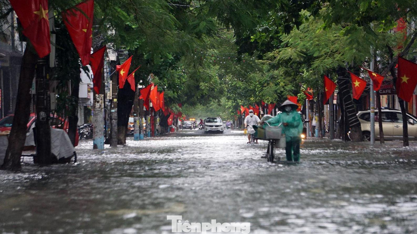 Sáng 5/9, học sinh các cấp tại TP Hải Phòng hồ hởi dự lễ khai giảng năm học mới (2021-2022). Tuy nhiên mưa lớn từ kéo dài khiến nhiều tuyến đường thành phố cảng ngập, lụt.
