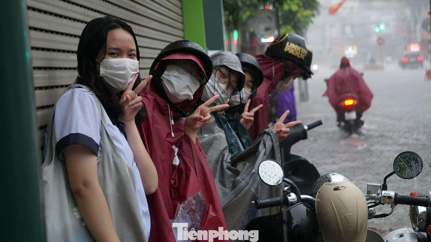 "Năm nay khai giảng vào lớp 10 rất đặc biệt, giữa thời điểm dịch bệnh còn diễn biến phức tạp tại nhiều địa phương. Ở Hải Phòng, em và các bạn được đến trường dự lễ khai giảng nhưng nay mưa lớn, nhiều phố ngập sâu. Do xe gặp sự cố, cả nhóm dắt xe lên vỉa hè trú mưa", Lê Diệu Huyền nói.