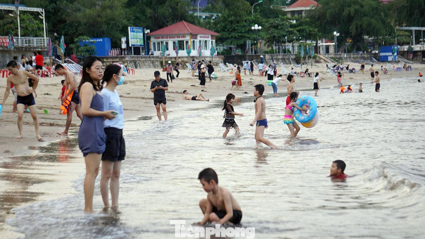 Theo ghi nhận của PV Tiền Phong, hai ngày thứ Bảy và Chủ nhật (ngày 2-3/10), biển Đồ Sơn (thành phố Hải Phòng) bắt đầu đông khách đến tắm, vui chơi.