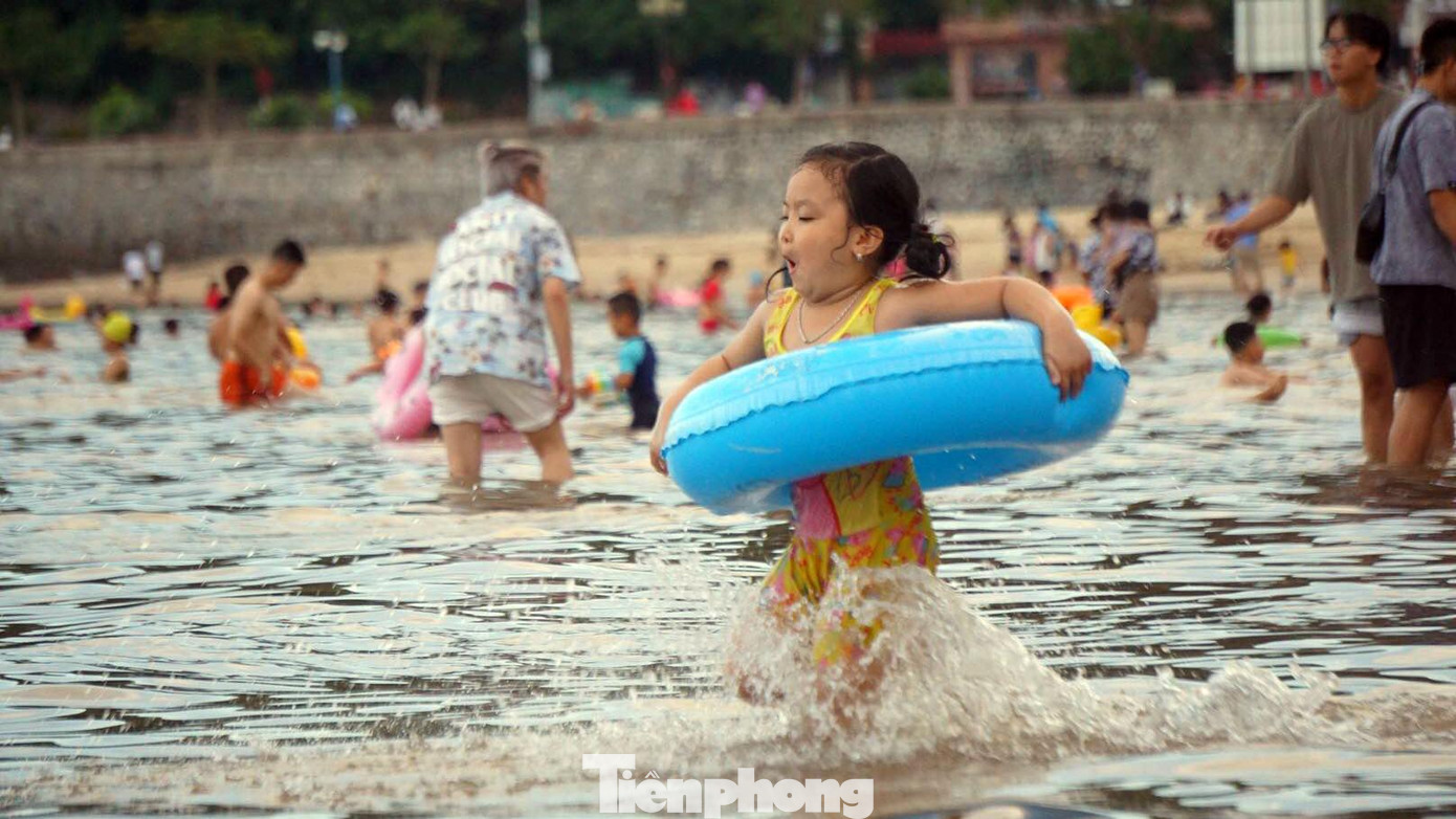 Nhiều em nhỏ thích thú khi được ra biển tắm mát.