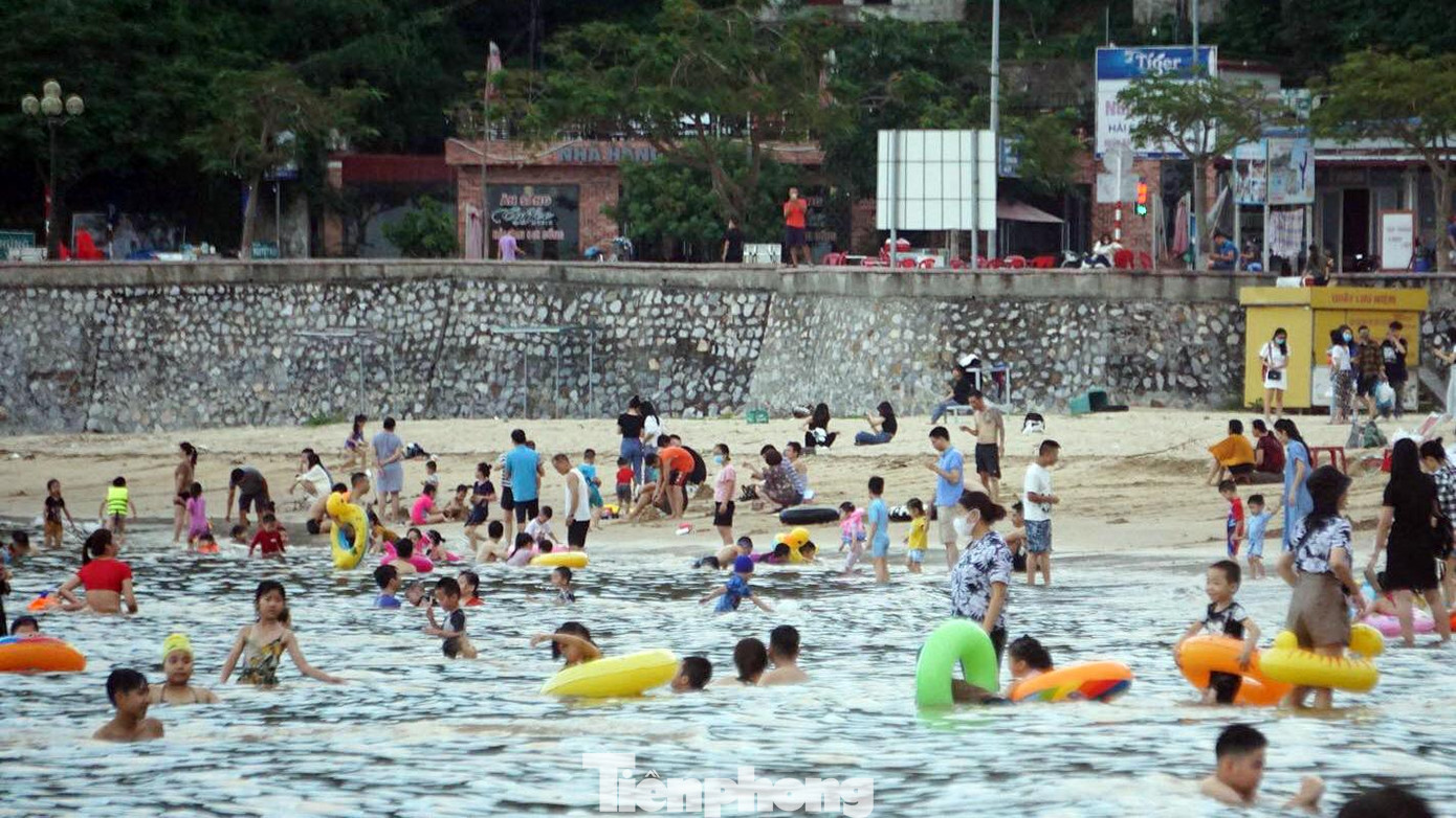 Trong 3 ngày đầu mở cửa trở lại, Đồ Sơn đón hàng nghìn lượt khách là các bạn trẻ, sinh viên, hộ gia đình tại Hải Phòng đến tham quan, tắm biển.