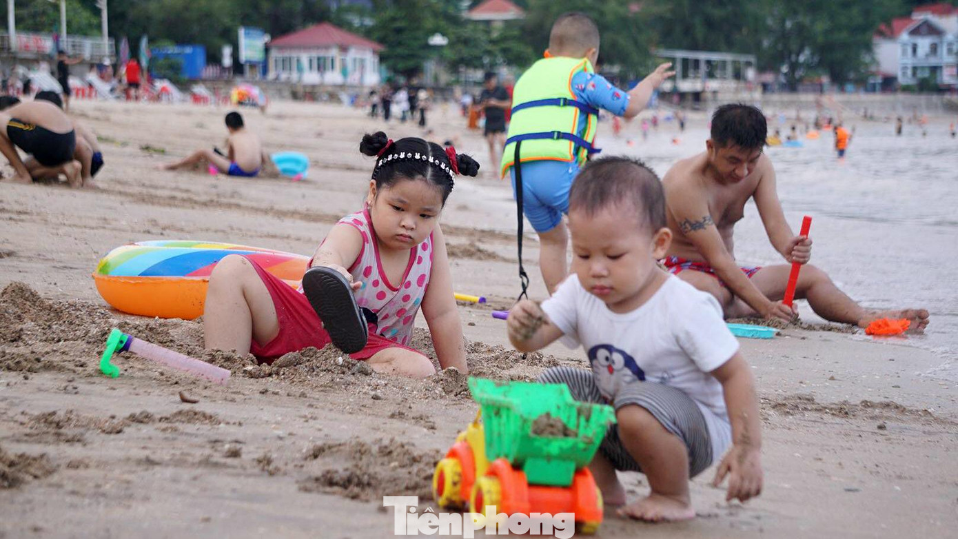 Nhiều hộ gia đình tại Hải Phòng cho trẻ em ra biển vui chơi ngày cuối tuần.