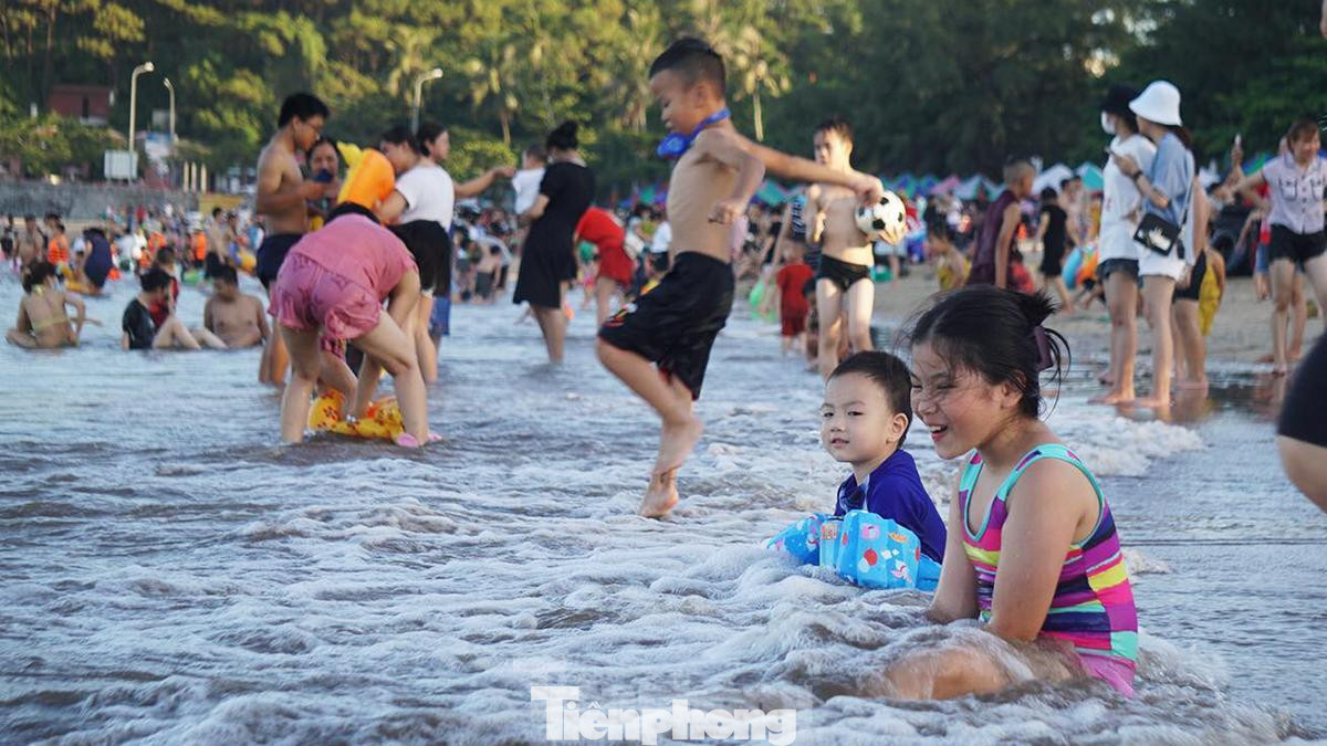 Nhiều em nhỏ được phụ huynh đưa ra bãi biển tắm mát, vui chơi. Nhiều em nhỏ được phụ huynh đưa ra bãi biển tắm mát, vui chơi.