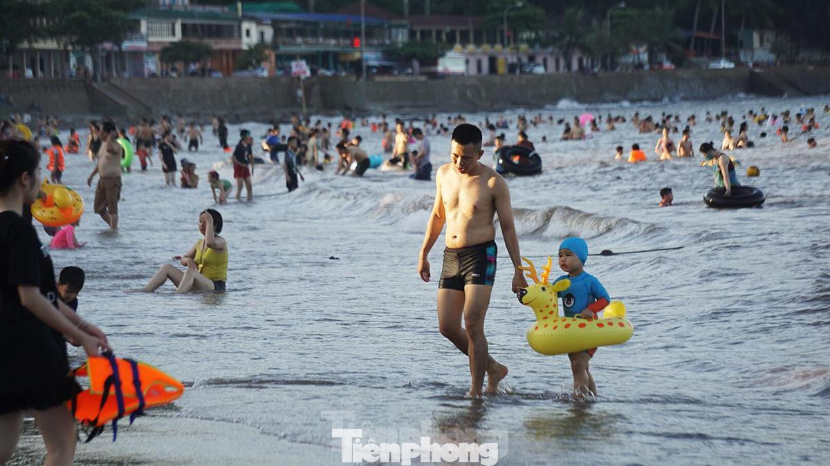 Còn anh Hiệp (32 tuổi, ở quận Ngô Quyền) cho biết, ở trung tâm thành phố quá oi bức đặc biệt những ngày gần đây nắng nóng dài ngày nên rất mệt mỏi. Do đó, anh cùng vợ con và gia đình bạn bè ra biển tắm, nghỉ ngơi. Còn anh Hiệp (32 tuổi, ở quận Ngô Quyền) cho biết, ở trung tâm thành phố quá oi bức đặc biệt những ngày gần đây nắng nóng dài ngày nên rất mệt mỏi. Do đó, anh cùng vợ con và gia đình bạn bè ra biển tắm, nghỉ ngơi.