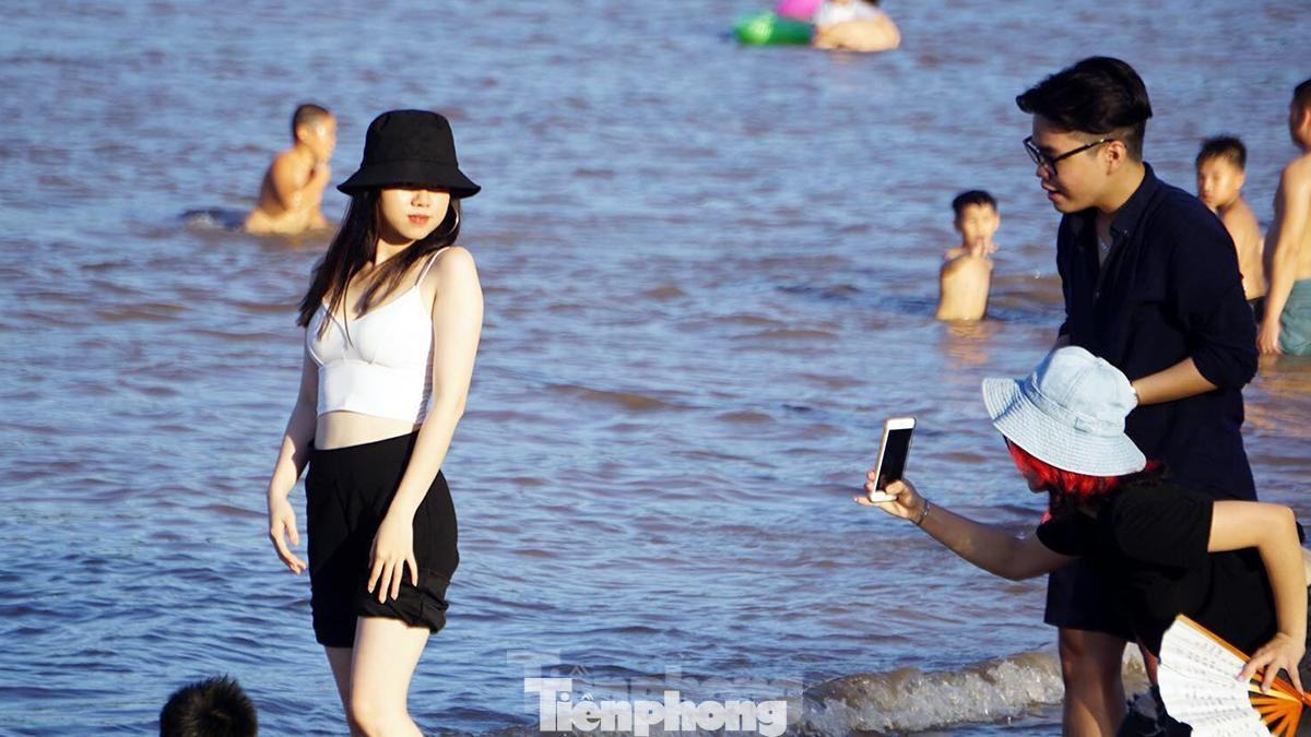 Trong khi đó, nhiều thanh niên, bạn trẻ tranh thủ chụp ảnh, nô đùa trên bãi cát trước khi tắm. Trong khi đó, nhiều thanh niên, bạn trẻ tranh thủ chụp ảnh, nô đùa trên bãi cát trước khi tắm.