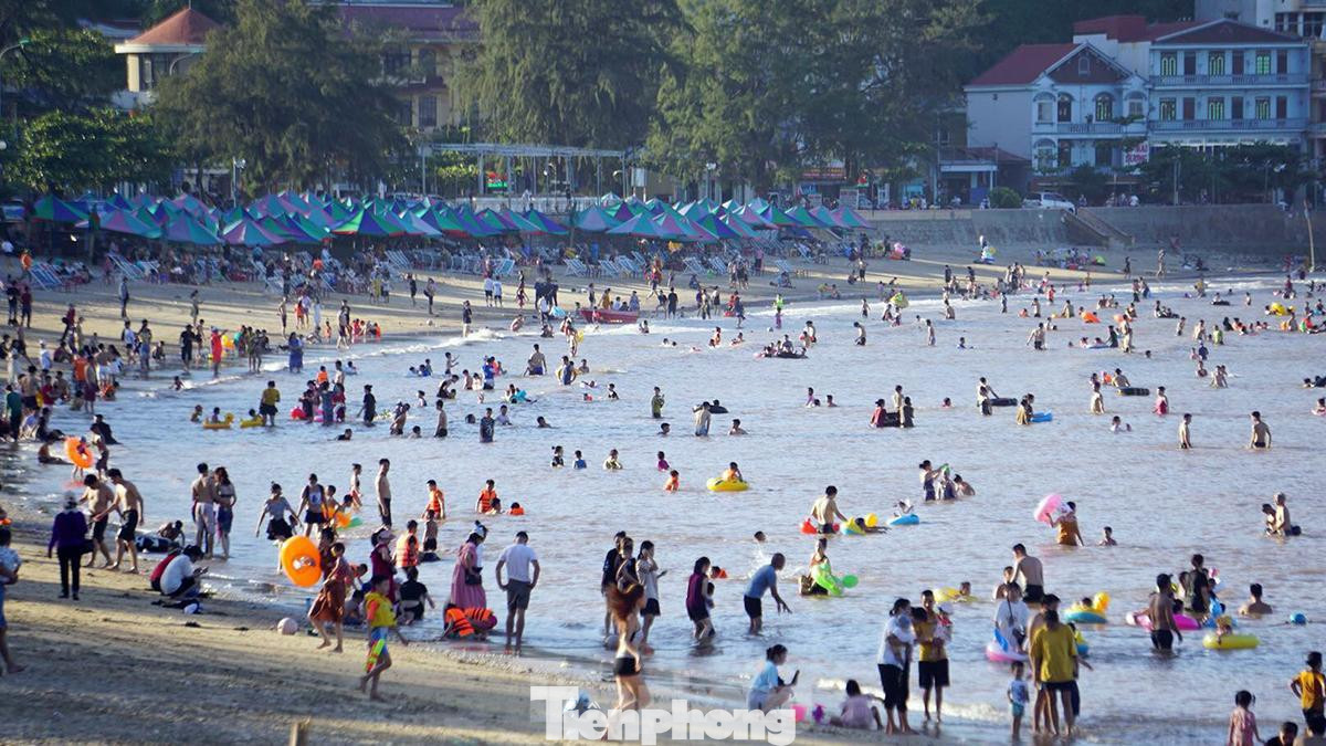 Bãi biển Đồ Sơn trước thời điểm xuất hiện dịch bệnh COVID-19. Bãi biển Đồ Sơn trước thời điểm xuất hiện dịch bệnh COVID-19.