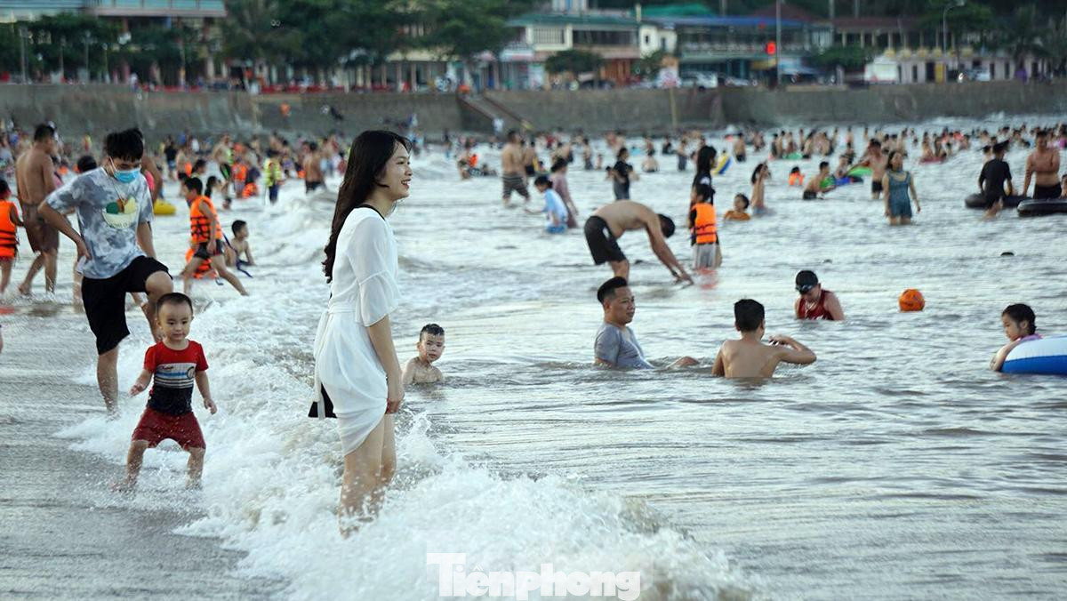 Anh Huy Đoàn (19 tuổi, ở Kiến Thụy) cho biết, sau khi các điểm du lịch, nhà hàng được mở cửa anh cùng nhóm bạn ra biển Đồ Sơn tắm giải nhiệt và giải tỏa những ngày phải ở nhà để phòng chống dịch. Anh Huy Đoàn (19 tuổi, ở Kiến Thụy) cho biết, sau khi các điểm du lịch, nhà hàng được mở cửa anh cùng nhóm bạn ra biển Đồ Sơn tắm giải nhiệt và giải tỏa những ngày phải ở nhà để phòng chống dịch.