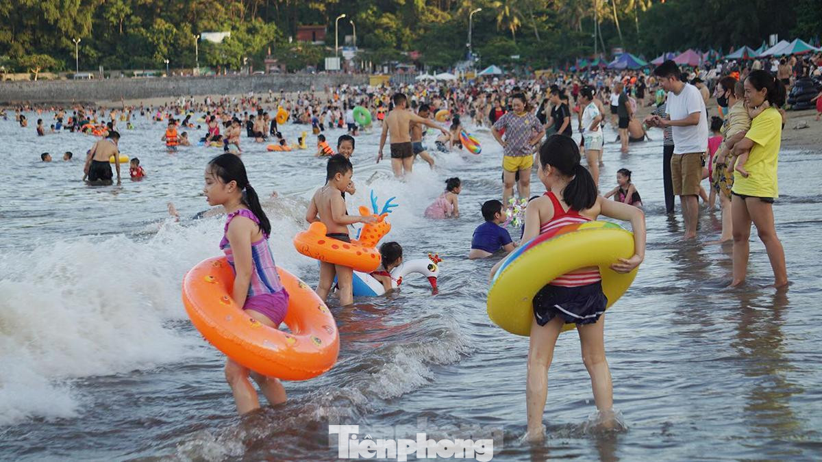 "Đến đây, người lớn cũng như trẻ em đều được tắm mát, rất sảng khoái. Nhiều bạn trẻ, chị em phụ nữ tranh thủ chụp ảnh, vui chơi thư giãn. Không khí rất dễ chịu và tâm lý mọi người được thỏa mái hơn", anh Hiệp nói. "Đến đây, người lớn cũng như trẻ em đều được tắm mát, rất sảng khoái. Nhiều bạn trẻ, chị em phụ nữ tranh thủ chụp ảnh, vui chơi thư giãn. Không khí rất dễ chịu và tâm lý mọi người được thỏa mái hơn", anh Hiệp nói.