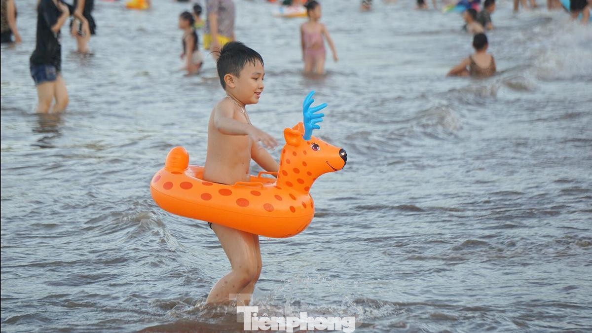 Trước khi xuống biển tắm, hầu hết các em nhỏ đều được trang bi áo phao và có người lớn tắm cùng. Trước khi xuống biển tắm, hầu hết các em nhỏ đều được trang bi áo phao và có người lớn tắm cùng.