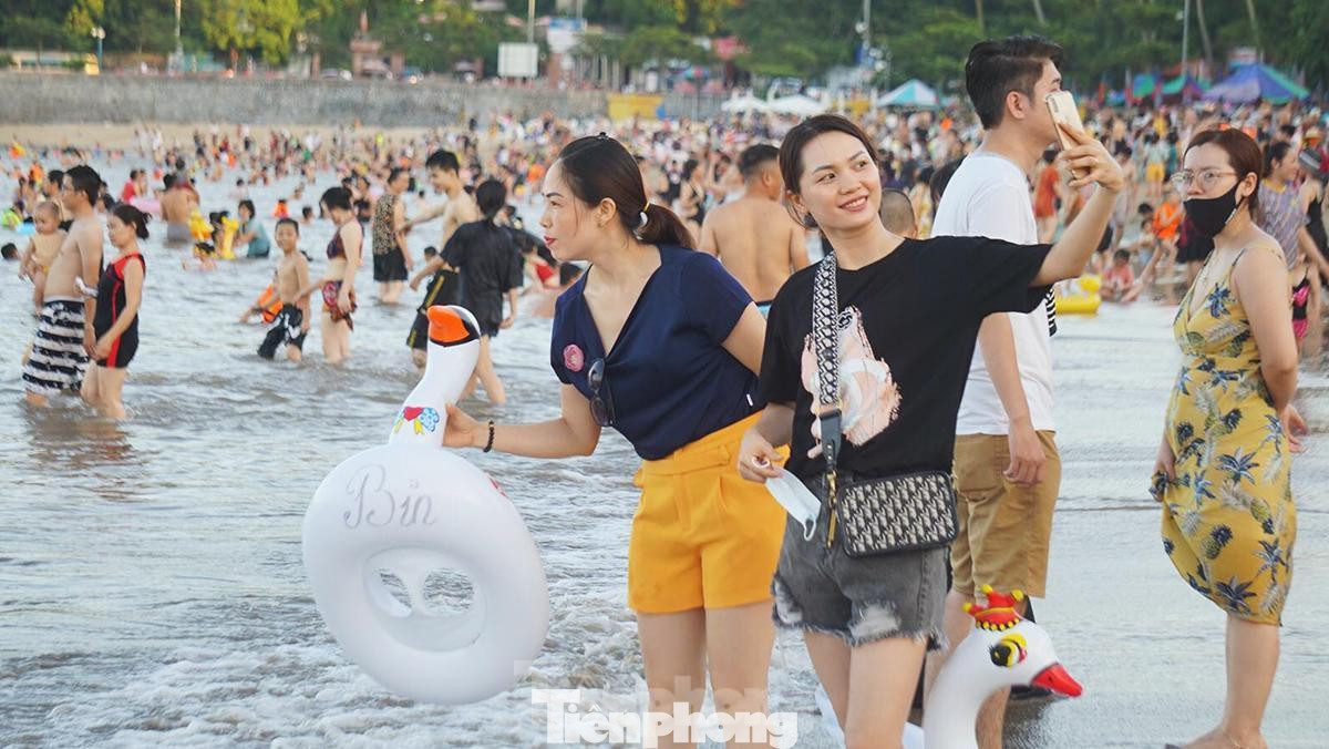 Lãnh đạo quận Đồ Sơn (TP Hải Phòng) cho biết, do ảnh hưởng bởi dịch COVID-19 do đó đầu mùa hè năm nay phải tạm dừng tổ chức lễ hội du lịch bãi biển. Sau một thời gian tích cực phòng chống dịch, nay các điểm du lịch được hoạt động trở lại, mỗi ngày địa phương có hàng nghìn lượt khách, người dân đến tắm mát, vui chơi. Lãnh đạo quận Đồ Sơn (TP Hải Phòng) cho biết, do ảnh hưởng bởi dịch COVID-19 do đó đầu mùa hè năm nay phải tạm dừng tổ chức lễ hội du lịch bãi biển. Sau một thời gian tích cực phòng chống dịch, nay các điểm du lịch được hoạt động trở lại, mỗi ngày địa phương có hàng nghìn lượt khách, người dân đến tắm mát, vui chơi.