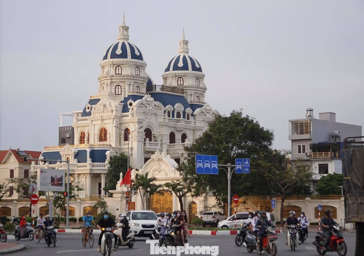 Lâu đài tráng lệ của đại gia Phát "dầu" trên phố Lê Hồng Phong, TP Hải Phòng. Lâu đài tráng lệ của đại gia Phát "dầu" trên phố Lê Hồng Phong, TP Hải Phòng.