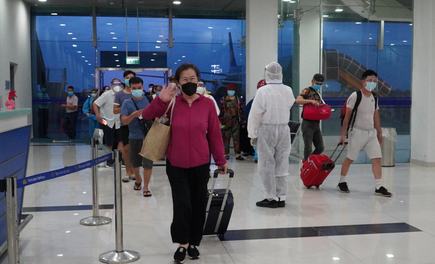 Nhiều người vui mừng sau khi về đến TP Hải Phòng. UBND TP Hải Phòng đã lựa chọn 2 hãng taxi đủ điều kiện an toàn phòng chống dịch để phục vụ đưa đón khách về nơi lưu trú. Tất cả tài xế tham gia đều đã tiêm đủ liều vắc xin, xét nghiệm SARS-CoV-2 âm tính.