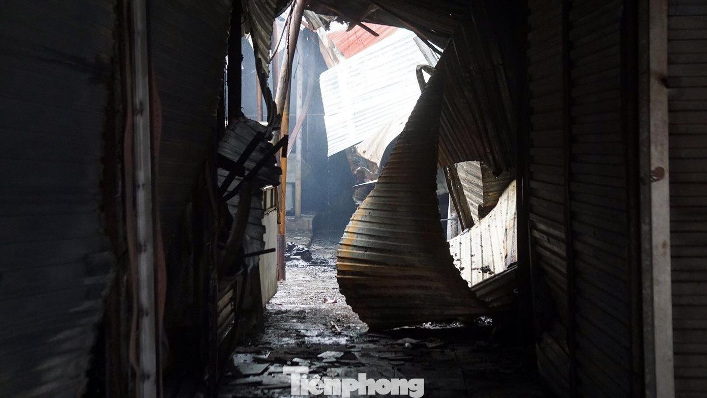 Bên trong Trung tâm thương mại huyện Thủy Nguyên sau vụ cháy.