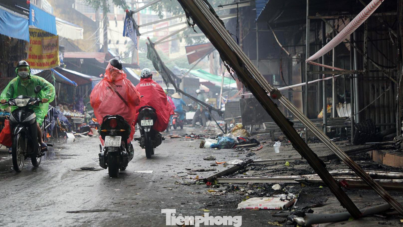 Thống kê sơ bộ của Công an huyện Thủy Nguyên bước đầu xác định, các sạp hàng bị cháy, mái tôn chịu lực khu chợ biến dạng, đổ sập.