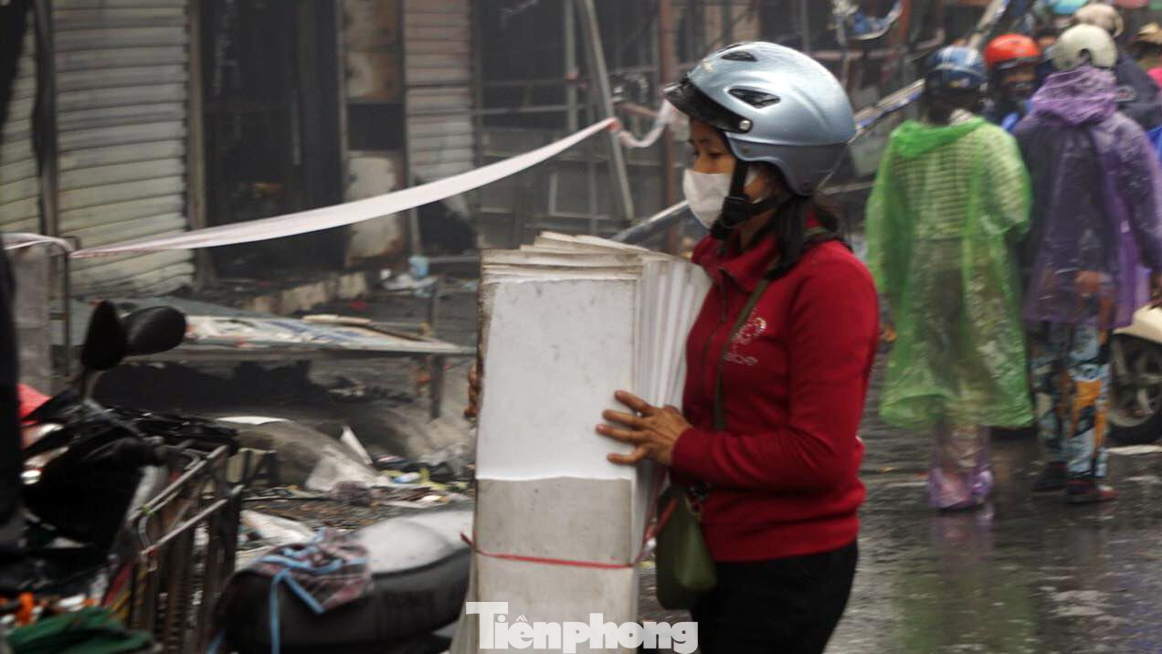 Một số tiểu thương vòng ngoài Trung tâm thương mại Thủy Nguyên dọn dẹp đồ đạc, gian hàng.