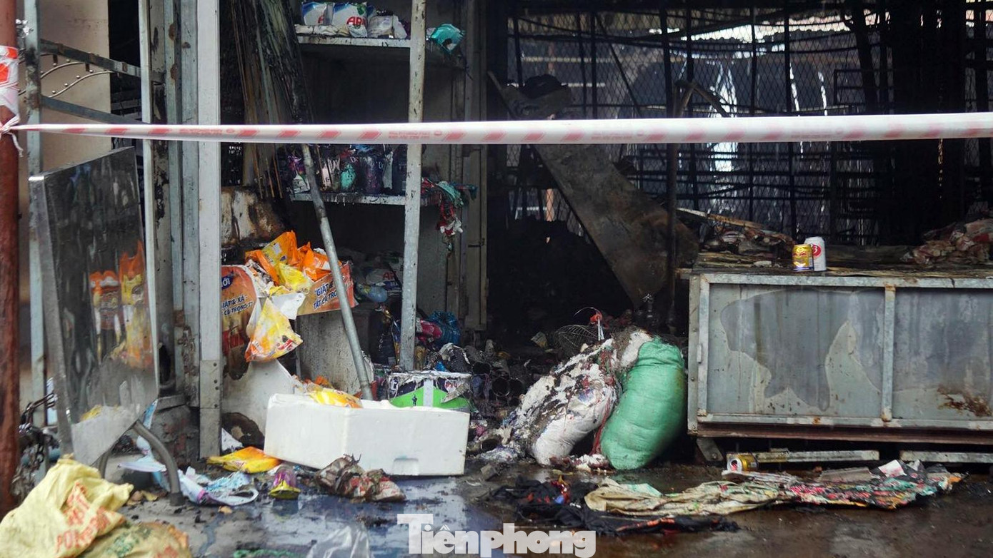 Toàn bộ hàng hóa của 216 tiểu thương trong khu chợ số 1 (Trung tâm thương mại Thuỷ Nguyên) bị thiêu rụi hoàn toàn. Ước tính thiệt hại sơ bộ khoảng 50 tỷ đồng.