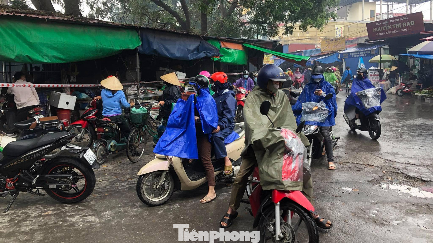 Sáng sớm, hàng trăm tiểu thương buôn bán tại Trung tâm thương mại Thủy Nguyên đã có mặt tại hiện trường vụ hỏa hoạn. Nhiều người buồn bã, lo lắng vì khối tài sản lớn của gia đình bỗng bị lửa thiêu rụi.