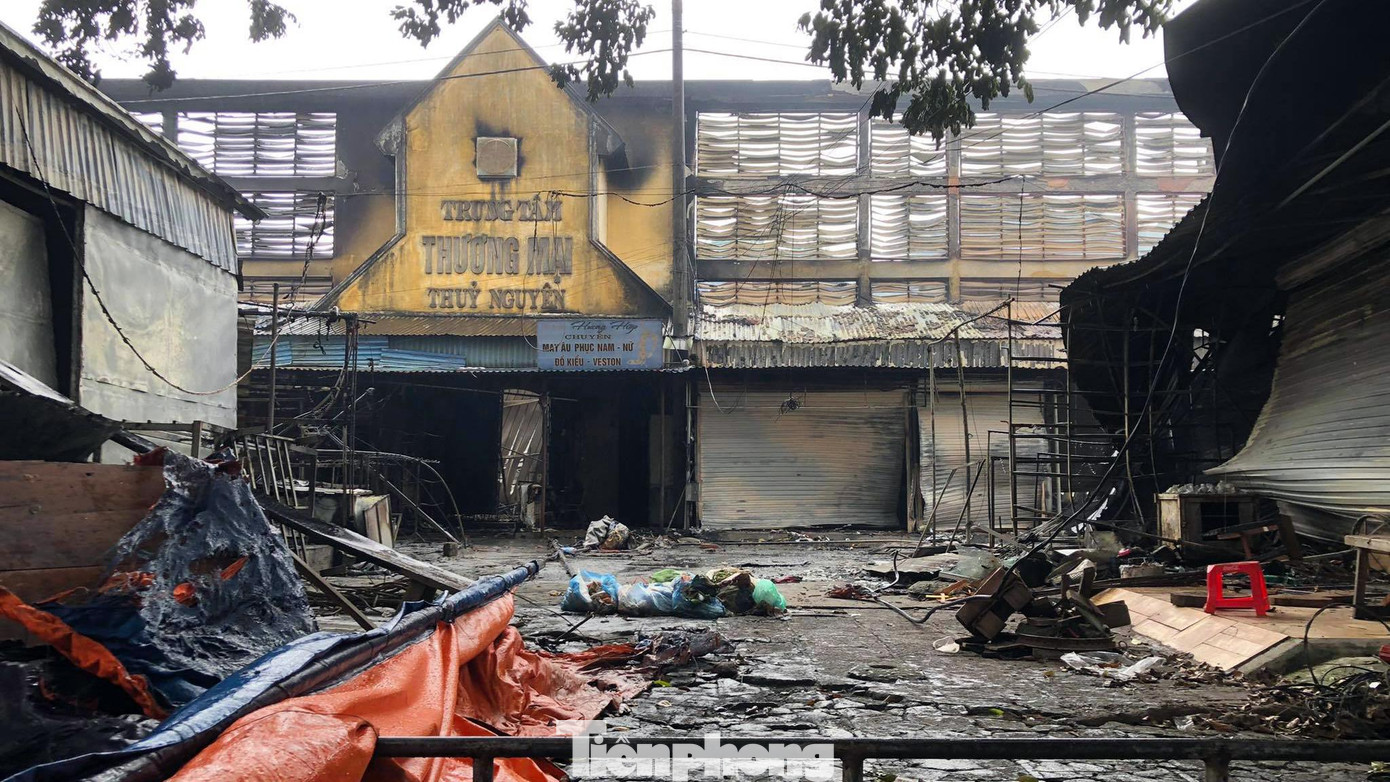 Sáng 13/10, vụ hỏa hoạn xảy ra tại Trung tâm thương mại Thủy Nguyên (thị trấn Núi Đèo, huyện Thủy Nguyên, TP Hải Phòng) đã được khống chế hoàn toàn. Lực lượng chức năng bước đầu thống kê thiệt hại, điều tra nguyên nhân và động viên, thăm hỏi tiểu thương.