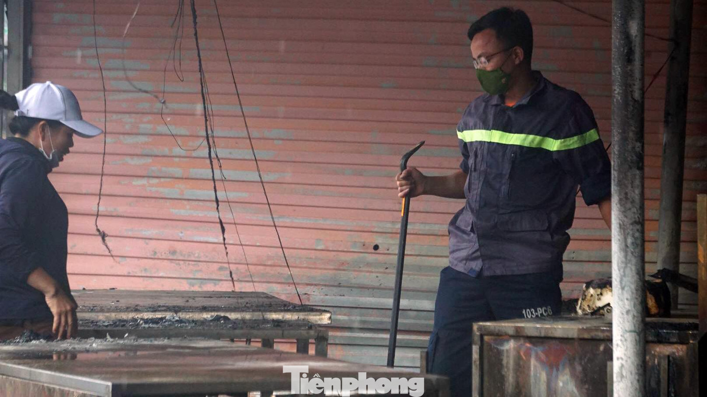 Cũng trong sáng 13/10, Công an huyện Thủy Nguyên huy động hàng chục cán bộ, chiến sỹ bảo vệ hiện trường, hỗ trợ một số tiểu thương có ki-ốt mặt tiền.