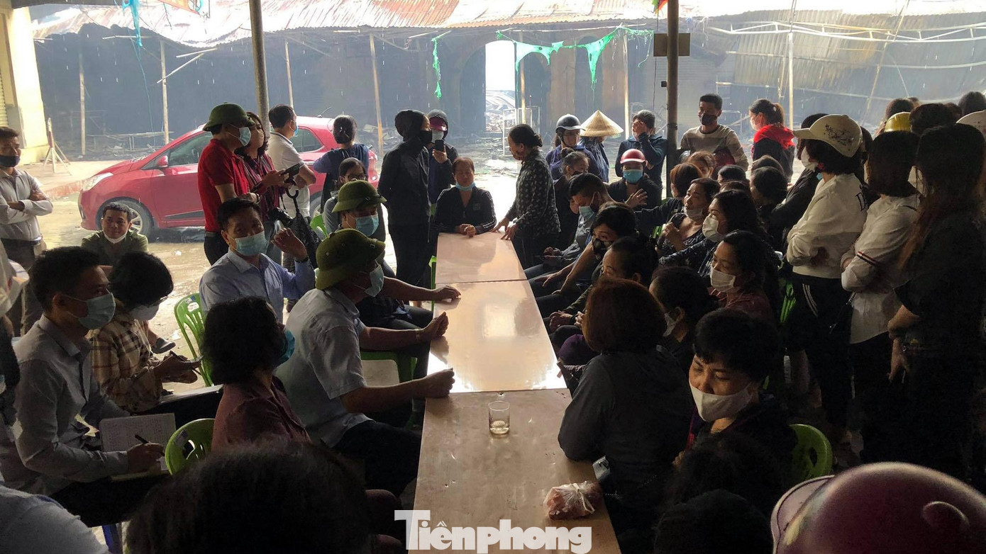 Sáng 13/10, huyện Thủy Nguyên có đoàn công tác gặp gỡ, động viên và lắng nghe tâm tư nguyện vọng của các tiểu thương để cùng bàn giải pháp khắc phục sự cố.