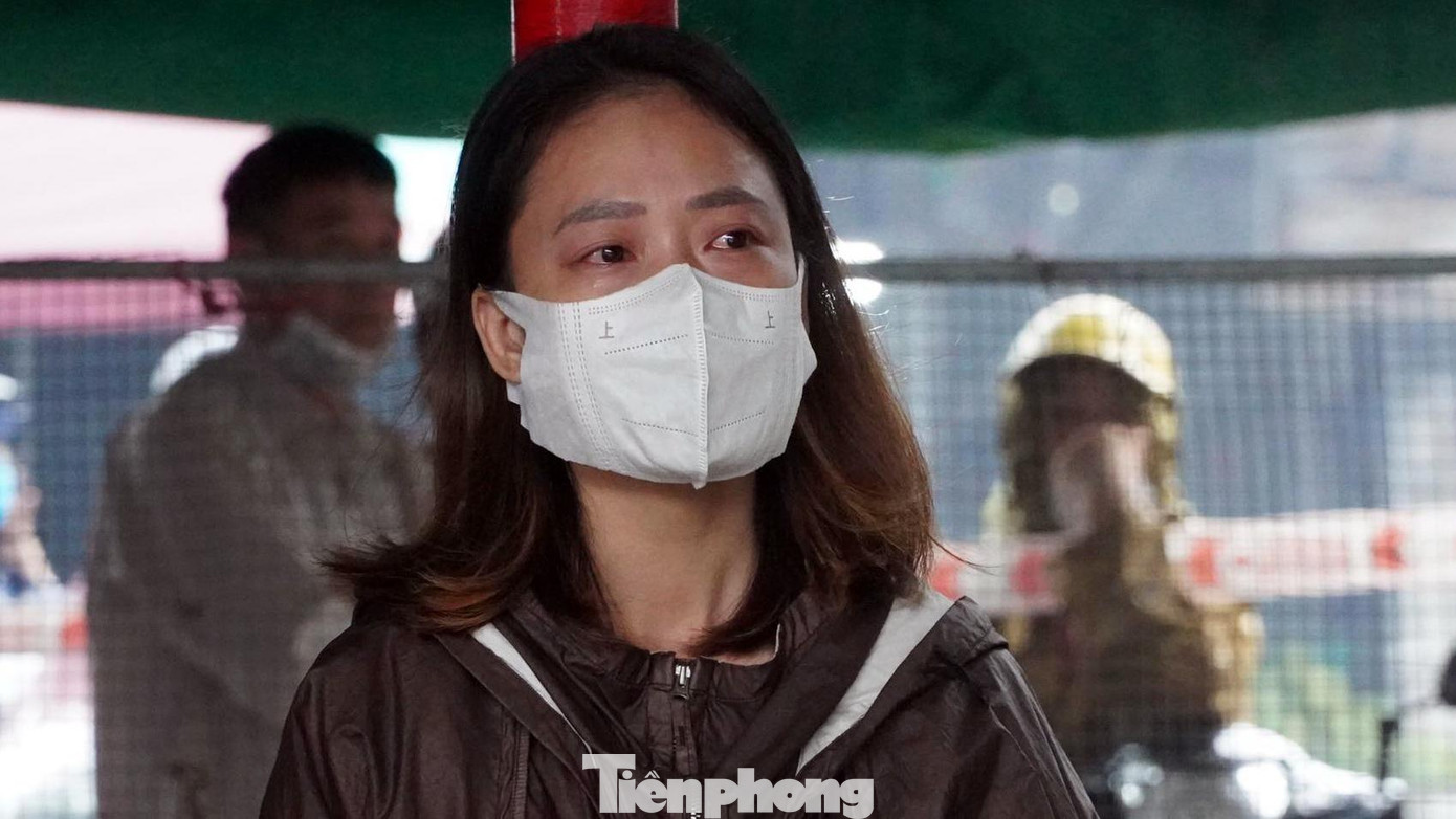 Chị Lê Thị Tho (37 tuổi, ở Thủy Nguyên) cho biết, gia đình chị có 2 ki-ốt mặt tiền khu chợ số 1 bán quần áo trẻ em. Khi biết tin chợ xảy ra hỏa hoạn, nửa đêm chị đã có mặt tại hiện trường tuy nhiên ngọn lửa quá lớn kèm theo gió mùa khiến việc chữa cháy gặp khó khăn. "Ước tính gia đình thiệt hại hơn 1 tỷ đồng. Tôi mong, chính quyền địa phương có giải pháp hỗ trợ, xây dựng chợ mới để các tiểu thương sớm phục hồi kinh doanh", chị Tho nghẹn ngào cho biết.