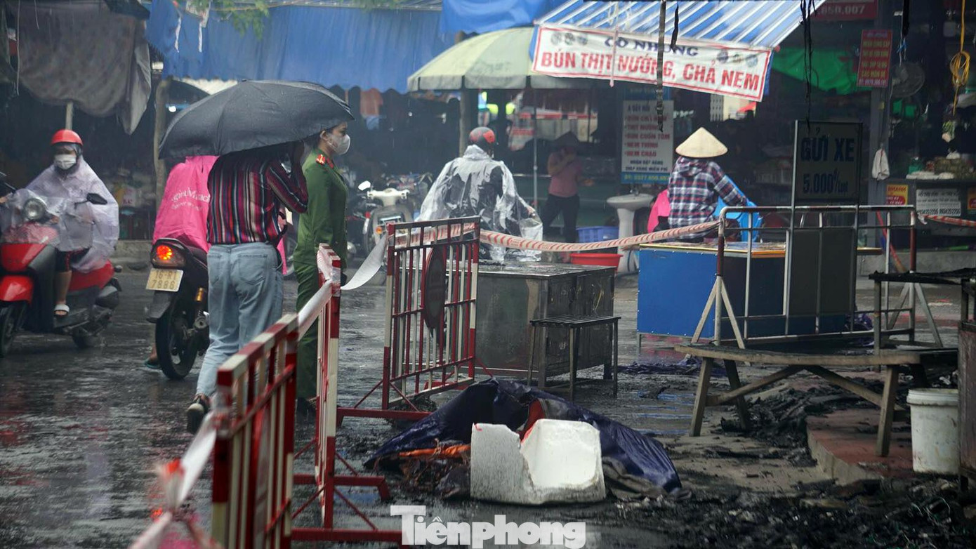 Cảnh sát bảo vệ vòng ngoài Trung tâm thương mại huyện Thủy Nguyên tránh tình trạng hôi của, mất mát tài sản của tiểu thương.