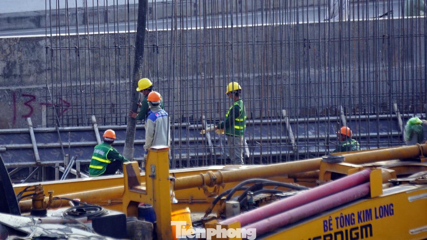 Hàng chục công nhân đang gấp rút hoàn thiện đổ bê tông cốt thép tại nhịp đường dẫn cuối cùng tại nút giao cầu Rào - Bùi Viện. Hàng chục công nhân đang gấp rút hoàn thiện đổ bê tông cốt thép tại nhịp đường dẫn cuối cùng tại nút giao cầu Rào - Bùi Viện.