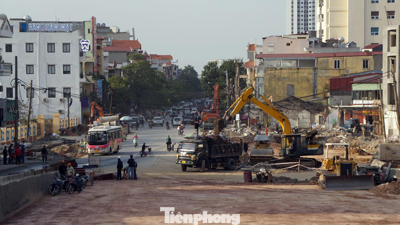 Mới đây, ông Nguyễn Đức Thọ - Phó chủ tịch UBND TP Hải Phòng kiểm tra và yêu cầu quận Ngô Quyền, Hải An khẩn trương bàn giao dứt điểm mặt bằng liên quan công trình và hạ tầng kỹ thuật đường Lạch Tray nhằm đảo bảo tiến độ, thông xe kỹ thuật dịp Tết Nguyên đán. Trong ảnh: Công nhân thi công đường dẫn giao với đường Lạch Tray. Mới đây, ông Nguyễn Đức Thọ - Phó chủ tịch UBND TP Hải Phòng kiểm tra và yêu cầu quận Ngô Quyền, Hải An khẩn trương bàn giao dứt điểm mặt bằng liên quan công trình và hạ tầng kỹ thuật đường Lạch Tray nhằm đảo bảo tiến độ, thông xe kỹ thuật dịp Tết Nguyên đán. Trong ảnh: Công nhân thi công đường dẫn giao với đường Lạch Tray.