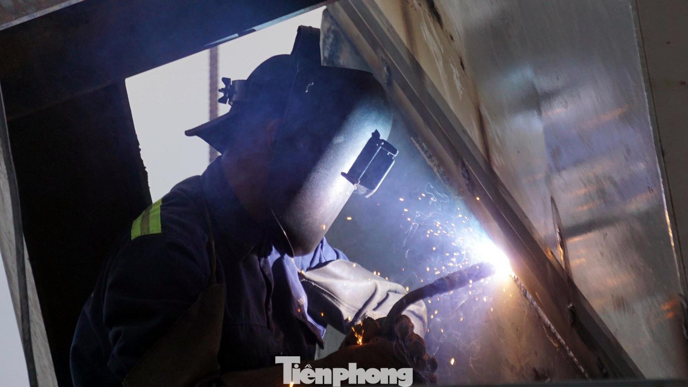 "Trong năm 2021, một số thời điểm dịch bệnh diễn biến phức tạp, việc huy động đội kỹ sư, công nhân và vận chuyển vật liệu từ ngoại tỉnh về gặp khó khăn. Tuy nhiên, với sự hỗ trợ của cơ quan liên ngành, công tác xét nghiệm, tiêm vắc xin phòng COVID-19 được thực hiện sớm. Thành phố cũng có giải pháp kịp thời cho tài xế và phương tiện chở vật liệu vào công trường đảm bảo tiến độ thi công", đại diện liên danh nhà thầu nói. "Trong năm 2021, một số thời điểm dịch bệnh diễn biến phức tạp, việc huy động đội kỹ sư, công nhân và vận chuyển vật liệu từ ngoại tỉnh về gặp khó khăn. Tuy nhiên, với sự hỗ trợ của cơ quan liên ngành, công tác xét nghiệm, tiêm vắc xin phòng COVID-19 được thực hiện sớm. Thành phố cũng có giải pháp kịp thời cho tài xế và phương tiện chở vật liệu vào công trường đảm bảo tiến độ thi công", đại diện liên danh nhà thầu nói.