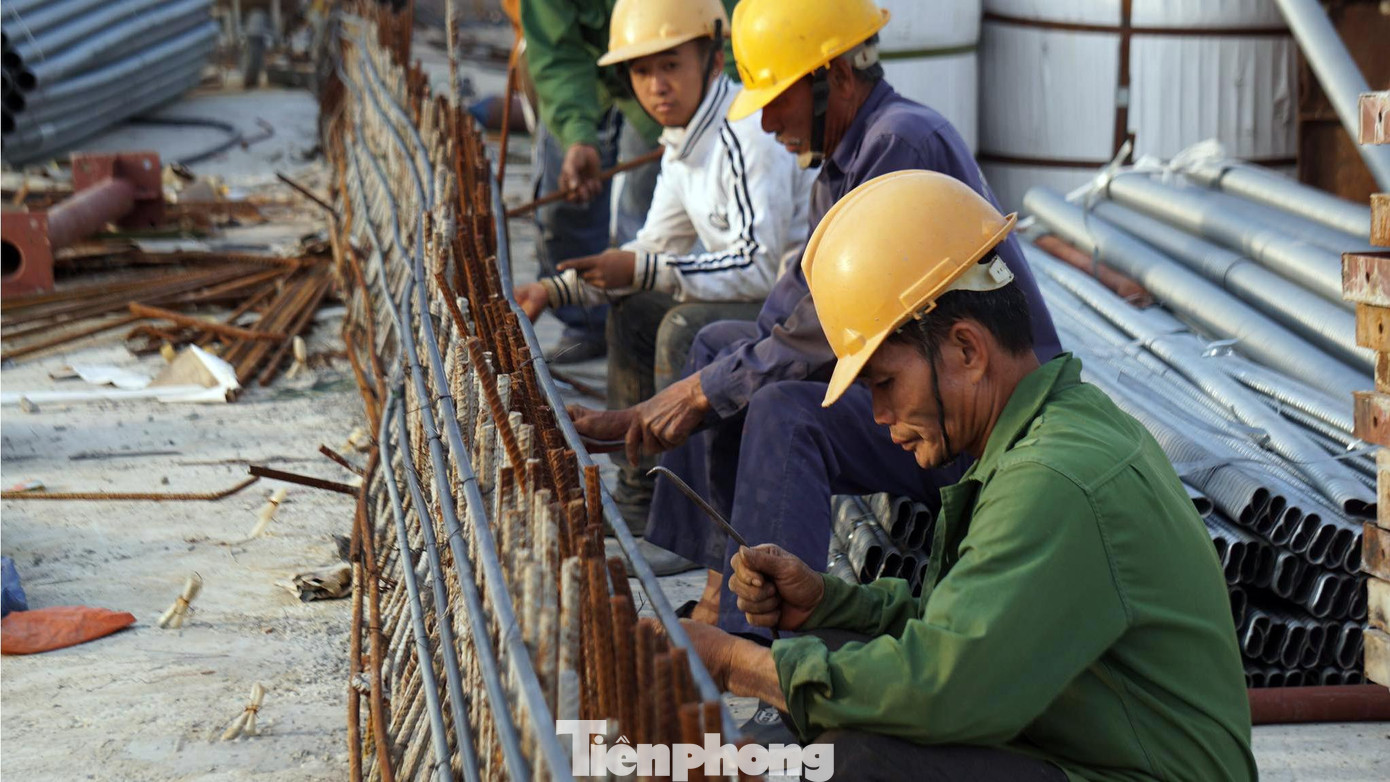 Theo ghi nhận của phóng viên, mỗi ngày trên công trường có hàng trăm công nhân luân phiên ngày đêm hoàn thiện dải phân cách, đúc dầm nhánh lên xuống và một số hạng mục liên quan. Theo ghi nhận của phóng viên, mỗi ngày trên công trường có hàng trăm công nhân luân phiên ngày đêm hoàn thiện dải phân cách, đúc dầm nhánh lên xuống và một số hạng mục liên quan.