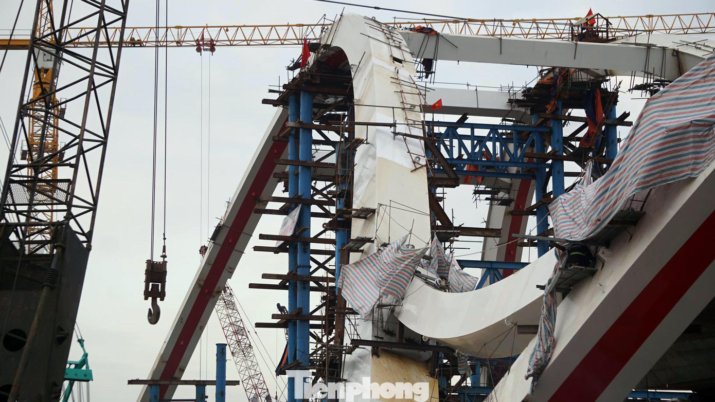 Vòm thép nhịp biên đã được lắp đặt 8/12 đốt vòm. Đại diện liên danh nhà thầu cho biết, các hạng mục chính cầu Rào 1 đã cơ bản được hoàn thành. Đơn vị đang huy động tổng lực nhân công hoàn thiện đường dẫn hai bên, vòm thép để lắp dầm và trải thảm mặt đường. Dự kiến, đầu năm 2022 người dân thành phố cảng có thể di chuyển qua cầu. Vòm thép nhịp biên đã được lắp đặt 8/12 đốt vòm. Đại diện liên danh nhà thầu cho biết, các hạng mục chính cầu Rào 1 đã cơ bản được hoàn thành. Đơn vị đang huy động tổng lực nhân công hoàn thiện đường dẫn hai bên, vòm thép để lắp dầm và trải thảm mặt đường. Dự kiến, đầu năm 2022 người dân thành phố cảng có thể di chuyển qua cầu.