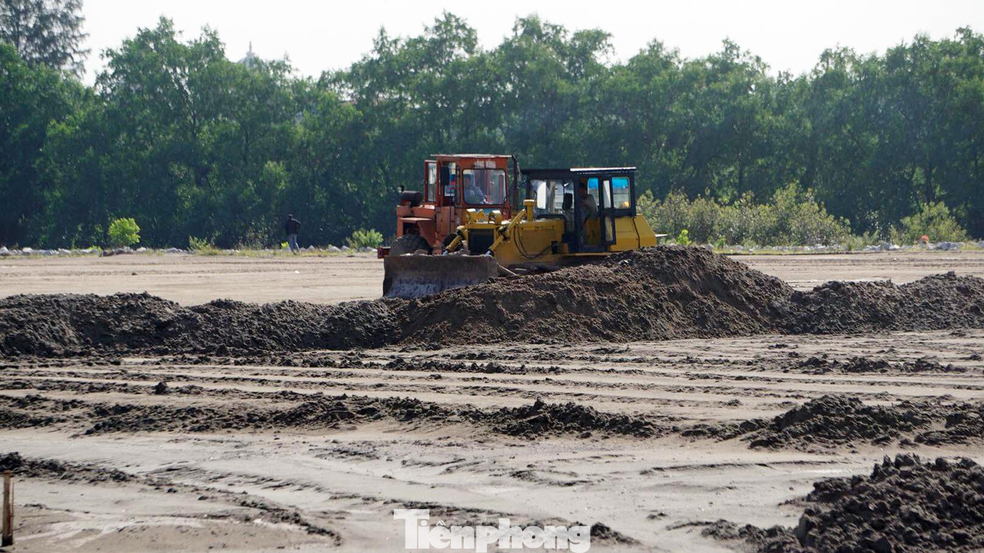 UBND quận Lê Chân đã thu máy móc san lấp tại bãi bồi ven sông Lạch Tray vì chưa được cấp phép.