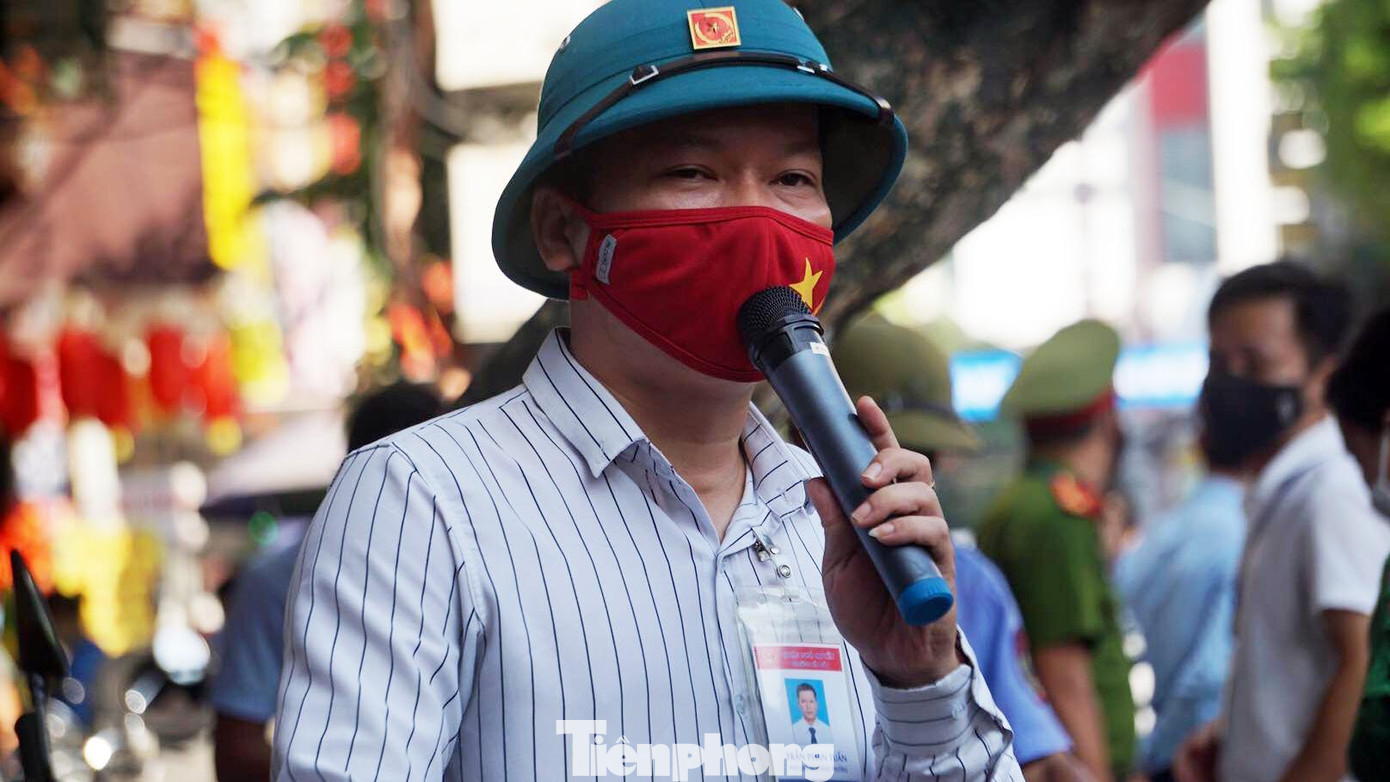 UBND phường Cầu Đất huy động nhiều cán bộ, dân quân tự vệ, công an phường và lực lượng CSGT đảm bảo trật tự, an toàn giao thông. Đồng thời liên tục phát loa thông báo người dân đảm bảo khoảng cách, đeo khẩu trang... khi xếp hàng mua bánh.