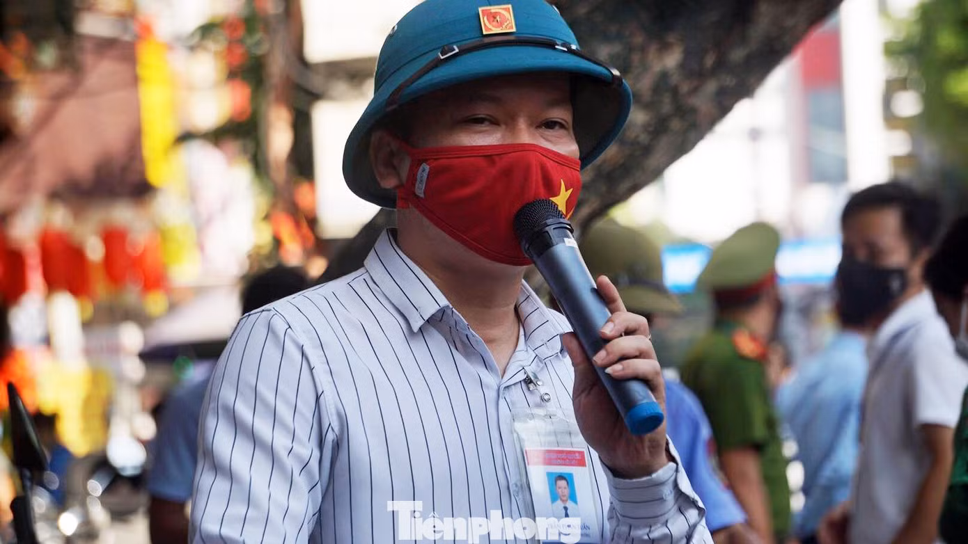 UBND phường Cầu Đất huy động nhiều cán bộ, dân quân tự vệ, công an phường và lực lượng CSGT đảm bảo trật tự, an toàn giao thông. Đồng thời liên tục phát loa thông báo người dân đảm bảo khoảng cách, đeo khẩu trang... khi xếp hàng mua bánh.